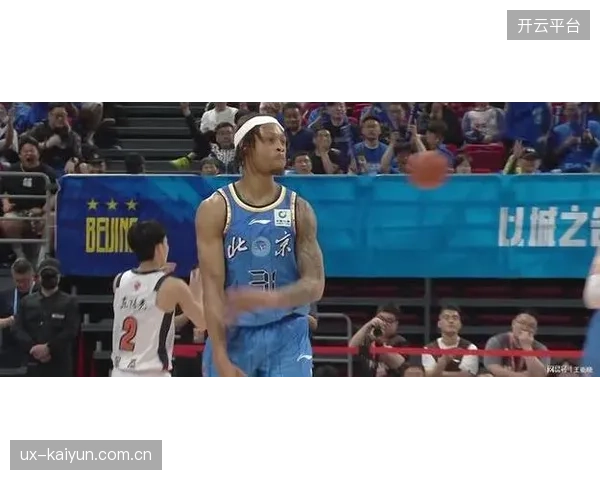 曾凡博凭借定点投射能力惩罚广东队防守轮转，成为该场比赛关键战术变量。